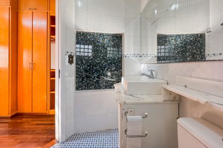 Casa à venda com 597m², 5 quartos e 8 vagas Casa à venda com 597m², 5 quartos e 8 vagasBanheiro da Suíte 2