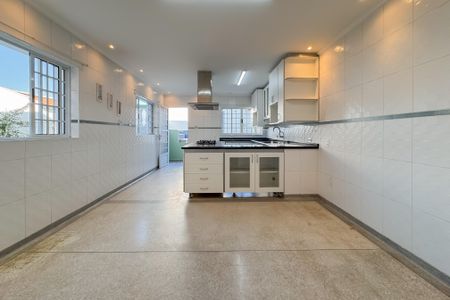 Casa à venda com 597m², 5 quartos e 8 vagas Casa à venda com 597m², 5 quartos e 8 vagasCozinha