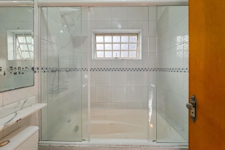 Casa à venda com 597m², 5 quartos e 8 vagas Casa à venda com 597m², 5 quartos e 8 vagasBanheiro da Suíte 2