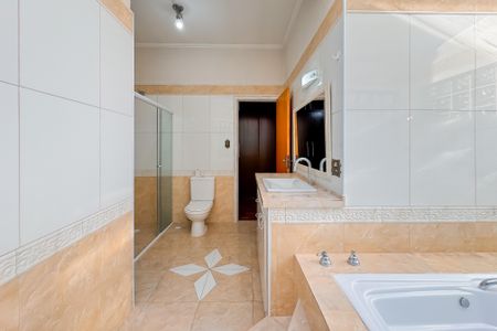 Casa à venda com 597m², 5 quartos e 8 vagas Casa à venda com 597m², 5 quartos e 8 vagasBanheiro da Suíte Master