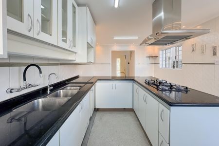 Casa à venda com 597m², 5 quartos e 8 vagas Casa à venda com 597m², 5 quartos e 8 vagasCozinha