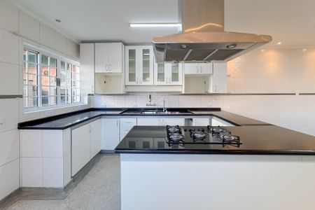 Casa à venda com 597m², 5 quartos e 8 vagas Casa à venda com 597m², 5 quartos e 8 vagasCozinha