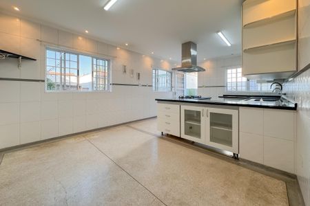 Casa à venda com 597m², 5 quartos e 8 vagas Casa à venda com 597m², 5 quartos e 8 vagasCozinha