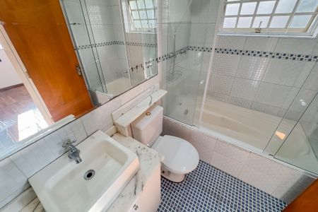 Casa à venda com 597m², 5 quartos e 8 vagas Casa à venda com 597m², 5 quartos e 8 vagasBanheiro da Suíte 2