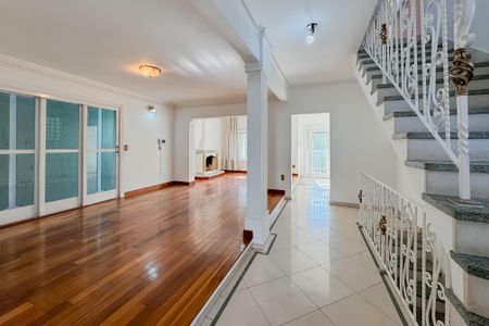 Casa à venda com 597m², 5 quartos e 8 vagas Casa à venda com 597m², 5 quartos e 8 vagasSala