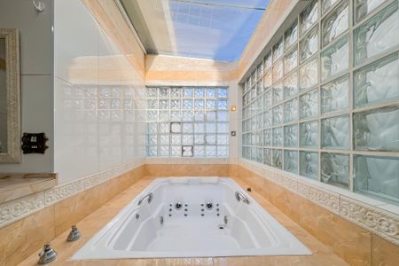 Casa à venda com 597m², 5 quartos e 8 vagas Casa à venda com 597m², 5 quartos e 8 vagasBanheiro da Suíte Master