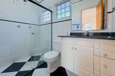 Casa à venda com 597m², 5 quartos e 8 vagas Casa à venda com 597m², 5 quartos e 8 vagasBanheiro da Suíte 1