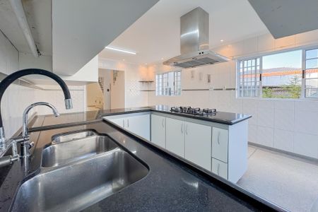 Casa à venda com 597m², 5 quartos e 8 vagas Casa à venda com 597m², 5 quartos e 8 vagasCozinha