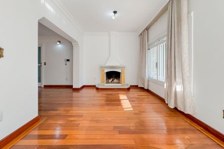 Casa à venda com 597m², 5 quartos e 8 vagas Casa à venda com 597m², 5 quartos e 8 vagasLareira