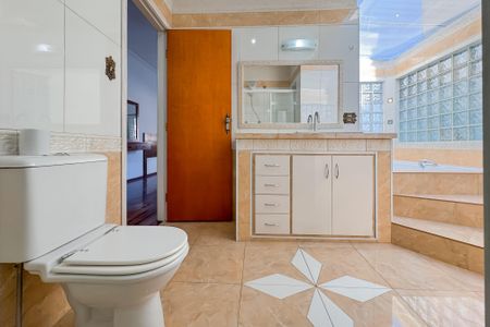 Casa à venda com 597m², 5 quartos e 8 vagas Casa à venda com 597m², 5 quartos e 8 vagasBanheiro da Suíte Master