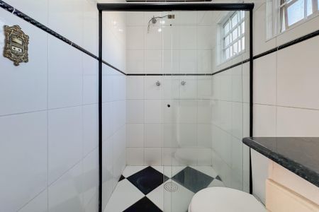 Casa à venda com 597m², 5 quartos e 8 vagas Casa à venda com 597m², 5 quartos e 8 vagasBanheiro da Suíte 1