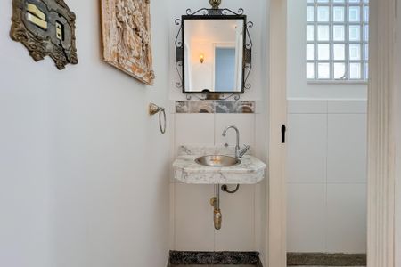 Casa à venda com 597m², 5 quartos e 8 vagas Casa à venda com 597m², 5 quartos e 8 vagasLavabo