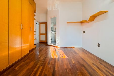 Casa à venda com 597m², 5 quartos e 8 vagas Casa à venda com 597m², 5 quartos e 8 vagasSuíte 2