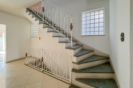 Casa à venda com 597m², 5 quartos e 8 vagas Casa à venda com 597m², 5 quartos e 8 vagasEscada
