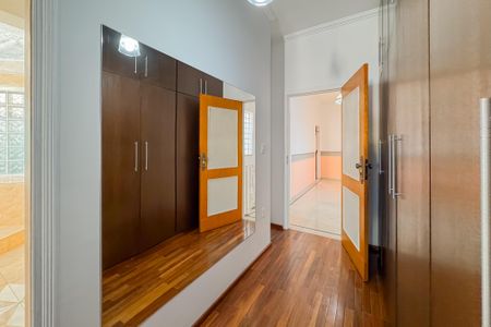 Casa à venda com 597m², 5 quartos e 8 vagas Casa à venda com 597m², 5 quartos e 8 vagasCloset da Suíte Master