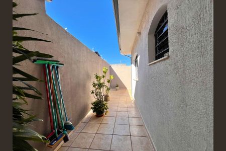 Casa à venda com 217m², 4 quartos e 4 vagas Casa à venda com 217m², 4 quartos e 4 vagasÁrea de Serviço