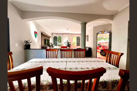 Casa à venda com 217m², 4 quartos e 4 vagas Casa à venda com 217m², 4 quartos e 4 vagasSala de Jantar