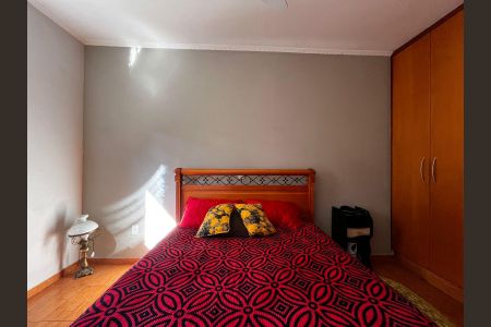 Casa à venda com 217m², 4 quartos e 4 vagas Casa à venda com 217m², 4 quartos e 4 vagasQuarto