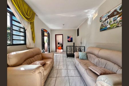 Casa à venda com 217m², 4 quartos e 4 vagas Casa à venda com 217m², 4 quartos e 4 vagasSala