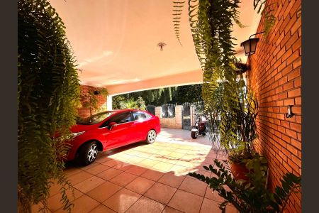 Casa à venda com 217m², 4 quartos e 4 vagas Casa à venda com 217m², 4 quartos e 4 vagasGaragem