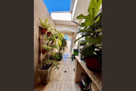 Casa à venda com 217m², 4 quartos e 4 vagas Casa à venda com 217m², 4 quartos e 4 vagasQuintal