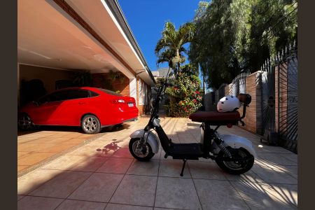 Casa à venda com 217m², 4 quartos e 4 vagas Casa à venda com 217m², 4 quartos e 4 vagasFachada