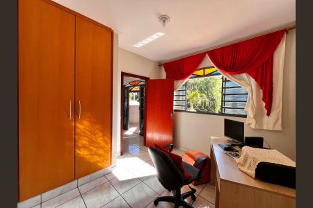 Casa à venda com 217m², 4 quartos e 4 vagas Casa à venda com 217m², 4 quartos e 4 vagasEscritório