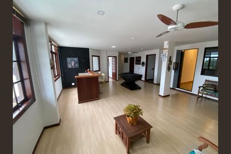 Casa à venda com 389m², 6 quartos e 2 vagas Casa à venda com 389m², 6 quartos e 2 vagasÁrea comum - Salão