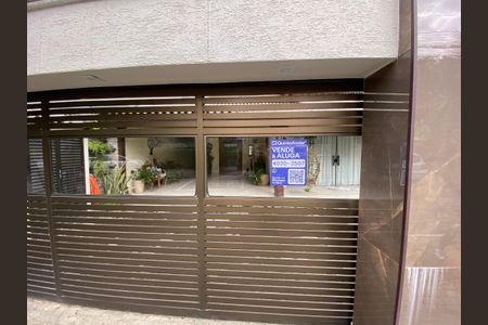 Casa à venda com 389m², 6 quartos e 2 vagas Casa à venda com 389m², 6 quartos e 2 vagasFachada