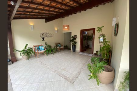 Casa à venda com 389m², 6 quartos e 2 vagas Casa à venda com 389m², 6 quartos e 2 vagasQuinta / Entrada / Garagem