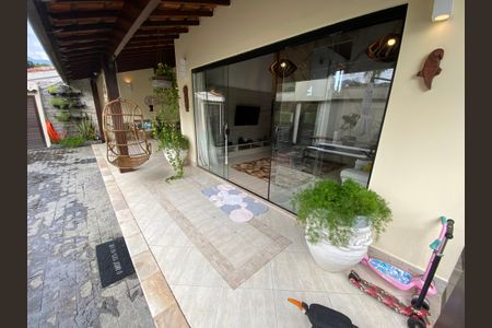 Casa à venda com 389m², 6 quartos e 2 vagas Casa à venda com 389m², 6 quartos e 2 vagasQuinta / Entrada / Garagem
