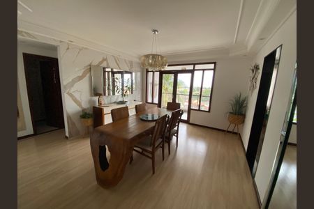 Casa à venda com 389m², 6 quartos e 2 vagas Casa à venda com 389m², 6 quartos e 2 vagasSala de Jantar