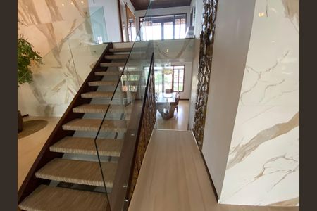 Casa à venda com 389m², 6 quartos e 2 vagas Casa à venda com 389m², 6 quartos e 2 vagasSala