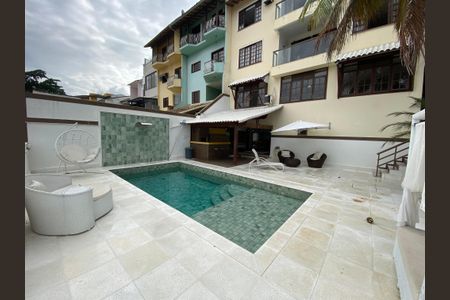 Casa à venda com 389m², 6 quartos e 2 vagas Casa à venda com 389m², 6 quartos e 2 vagasÁrea comum - Piscina