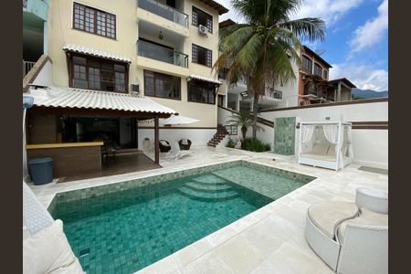Casa à venda com 389m², 6 quartos e 2 vagas Casa à venda com 389m², 6 quartos e 2 vagasÁrea comum - Piscina