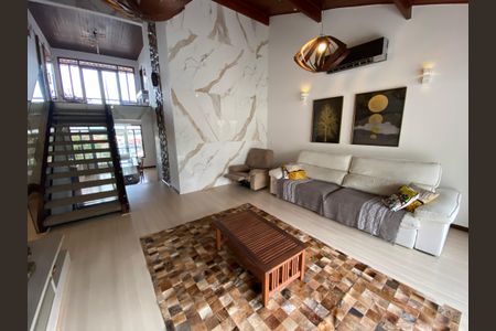 Casa à venda com 389m², 6 quartos e 2 vagas Casa à venda com 389m², 6 quartos e 2 vagasSala