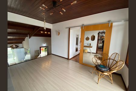 Casa à venda com 389m², 6 quartos e 2 vagas Casa à venda com 389m², 6 quartos e 2 vagasHall/Corredor
