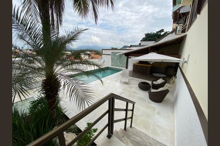 Casa à venda com 389m², 6 quartos e 2 vagas Casa à venda com 389m², 6 quartos e 2 vagasÁrea comum - Piscina