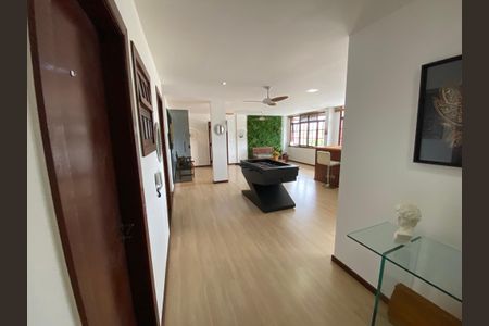 Casa à venda com 389m², 6 quartos e 2 vagas Casa à venda com 389m², 6 quartos e 2 vagasÁrea comum - Salão