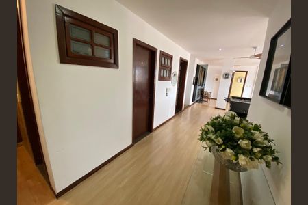 Casa à venda com 389m², 6 quartos e 2 vagas Casa à venda com 389m², 6 quartos e 2 vagasCorredor