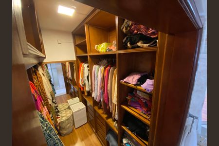 Casa à venda com 389m², 6 quartos e 2 vagas Casa à venda com 389m², 6 quartos e 2 vagasCloset Suíte