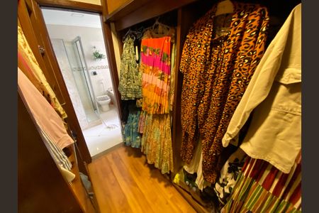 Casa à venda com 389m², 6 quartos e 2 vagas Casa à venda com 389m², 6 quartos e 2 vagasCloset Suíte
