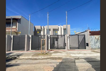 Casa à venda com 119m², 2 quartos e 1 vaga Casa à venda com 119m², 2 quartos e 1 vagaFachada