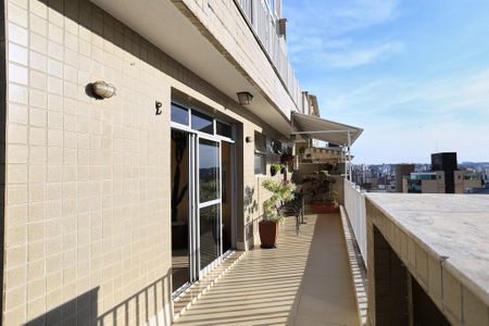 Apartamento à venda com 350m², 4 quartos e 2 vagas Apartamento à venda com 350m², 4 quartos e 2 vagasVaranda da Sala