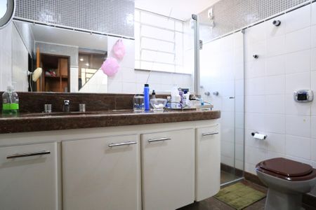 Apartamento à venda com 350m², 4 quartos e 2 vagas Apartamento à venda com 350m², 4 quartos e 2 vagasBanheiro da Suíte