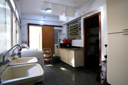 Apartamento à venda com 350m², 4 quartos e 2 vagas Apartamento à venda com 350m², 4 quartos e 2 vagasÁrea de Serviço