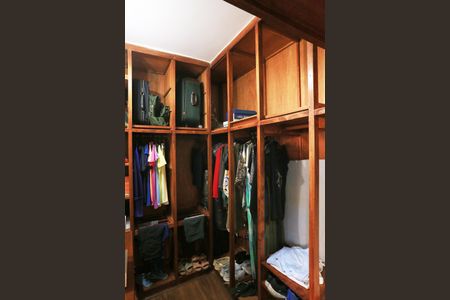 Apartamento à venda com 350m², 4 quartos e 2 vagas Apartamento à venda com 350m², 4 quartos e 2 vagasCloset da suíte