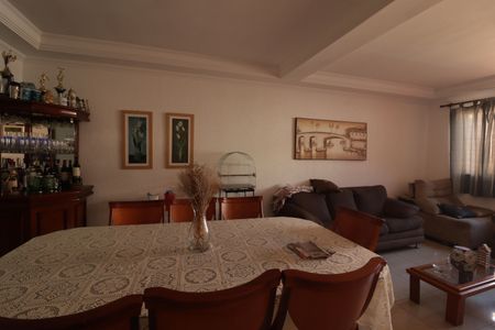 Casa à venda com 250m², 4 quartos e 3 vagasSala