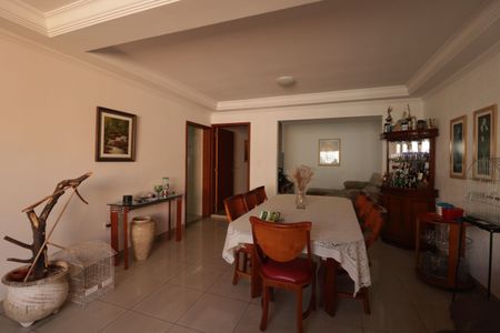 Casa à venda com 250m², 4 quartos e 3 vagasSala