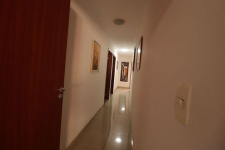 Casa à venda com 250m², 4 quartos e 3 vagasCorredor